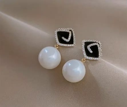 AMERICAN DIAMOND STONE GOLD EARRINGS